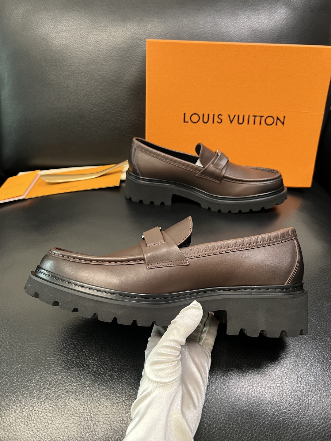 Lv 高品质 顶级代购 路易威登 皮鞋专柜同步，鞋面意大利进口，进口水染牛皮内里，鞋底：原厂特供原版底，