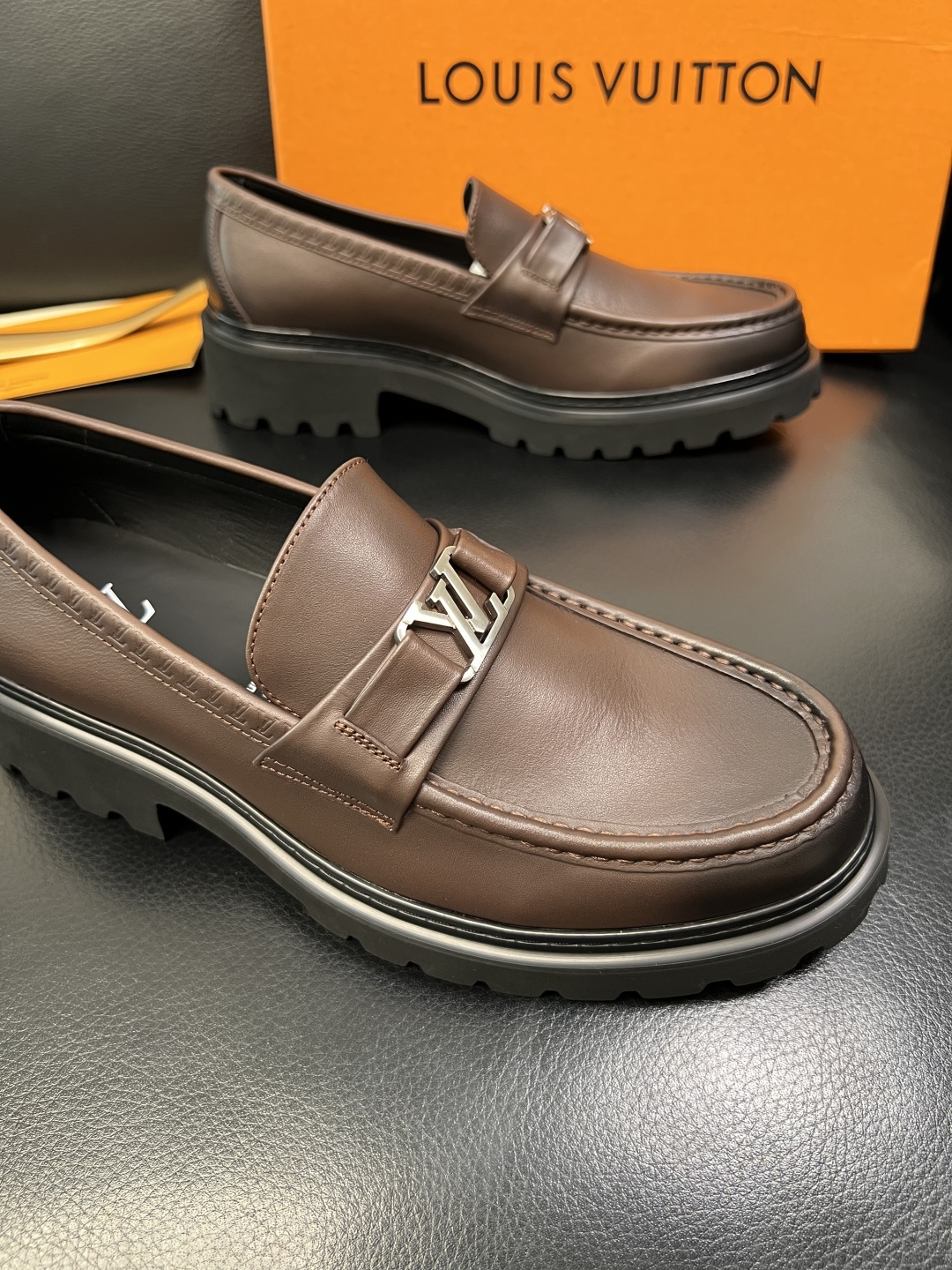 Lv 高品质 顶级代购 路易威登 皮鞋专柜同步，鞋面意大利进口，进口水染牛皮内里，鞋底：原厂特供原版底，