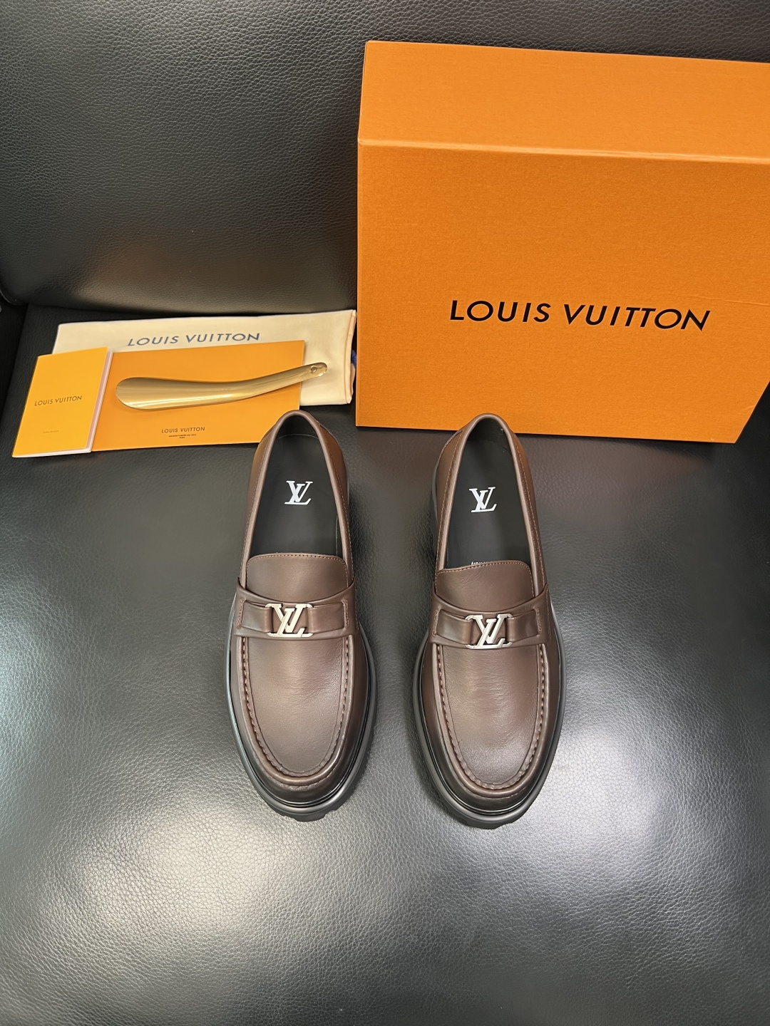 Lv 高品质 顶级代购 路易威登 皮鞋专柜同步，鞋面意大利进口，进口水染牛皮内里，鞋底：原厂特供原版底，