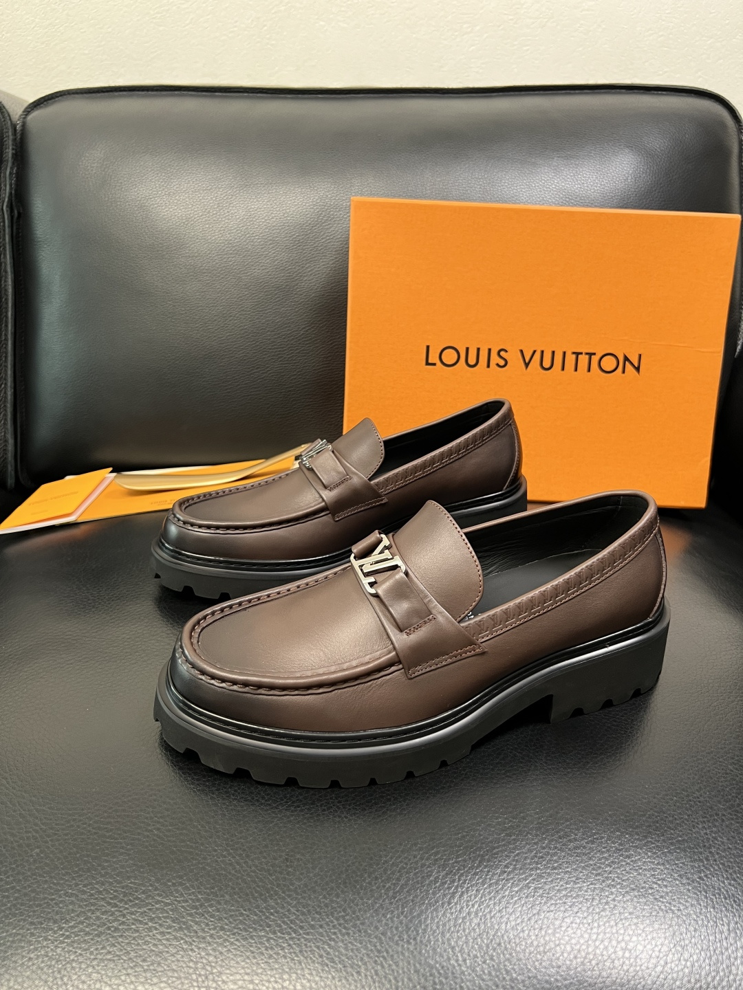 Lv 高品质 顶级代购 路易威登 皮鞋专柜同步，鞋面意大利进口，进口水染牛皮内里，鞋底：原厂特供原版底，