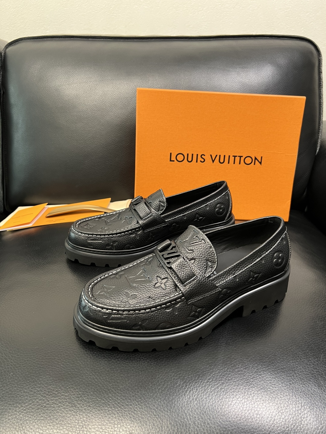 Lv 高品质 顶级代购 路易威登 皮鞋专柜同步，鞋面意大利进口，进口水染牛皮内里，鞋底：原厂特供原版底，