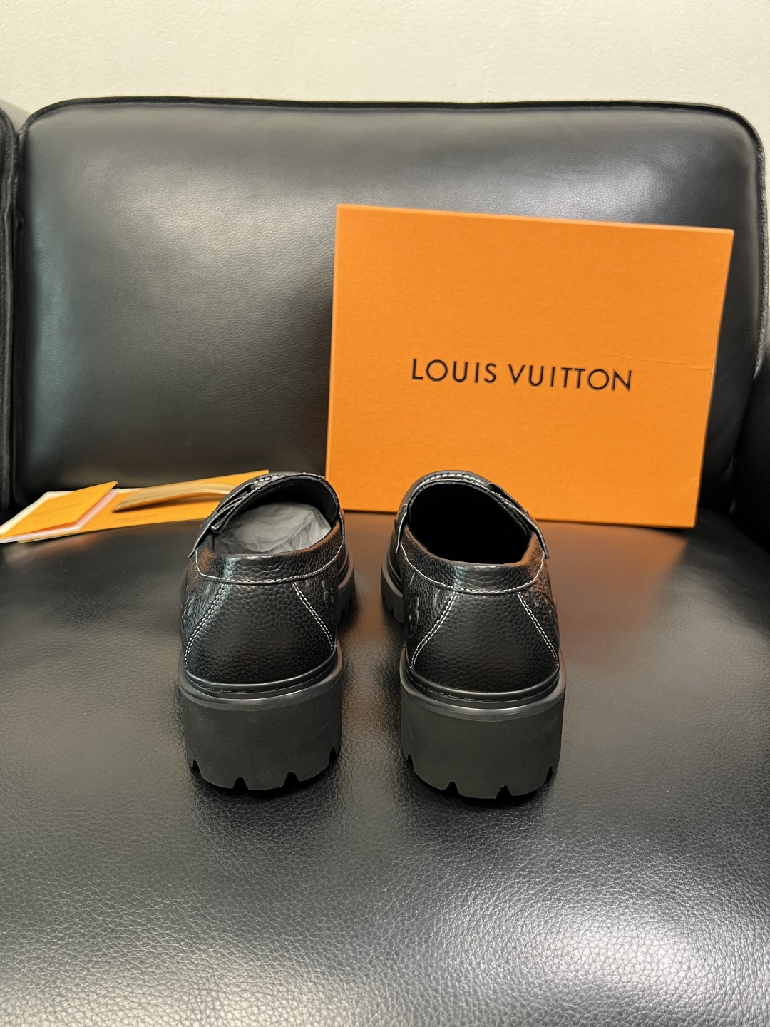 Lv 高品质 顶级代购 路易威登 皮鞋专柜同步，鞋面意大利进口，进口水染牛皮内里，鞋底：原厂特供原版底，