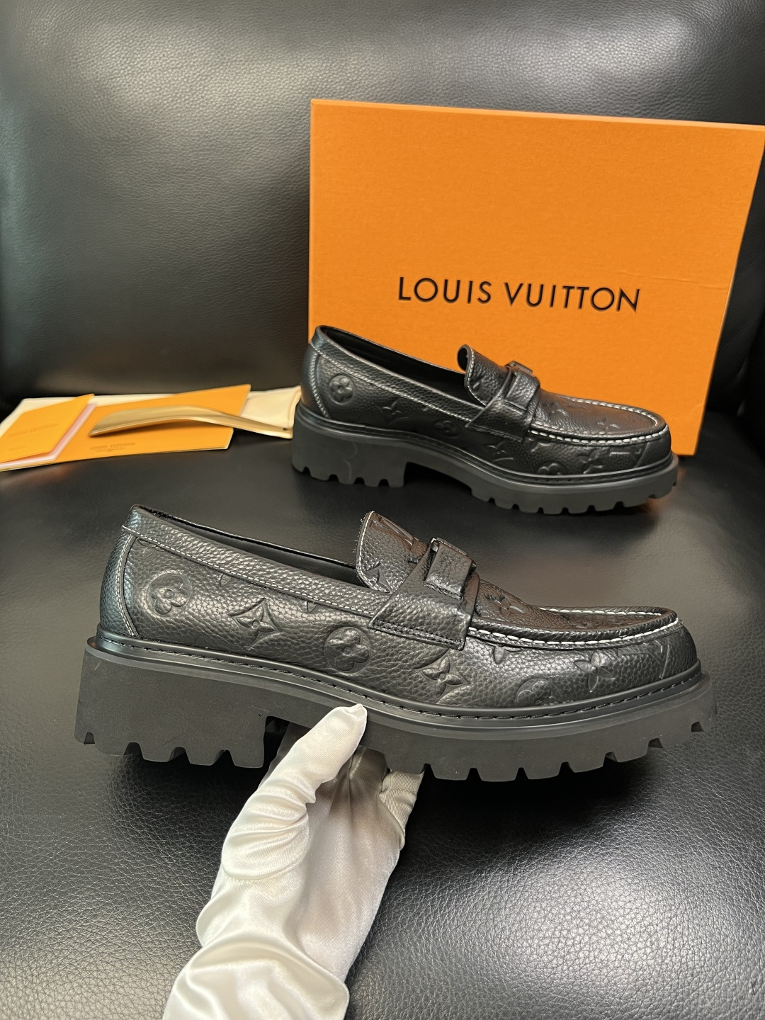 Lv 高品质 顶级代购 路易威登 皮鞋专柜同步，鞋面意大利进口，进口水染牛皮内里，鞋底：原厂特供原版底，