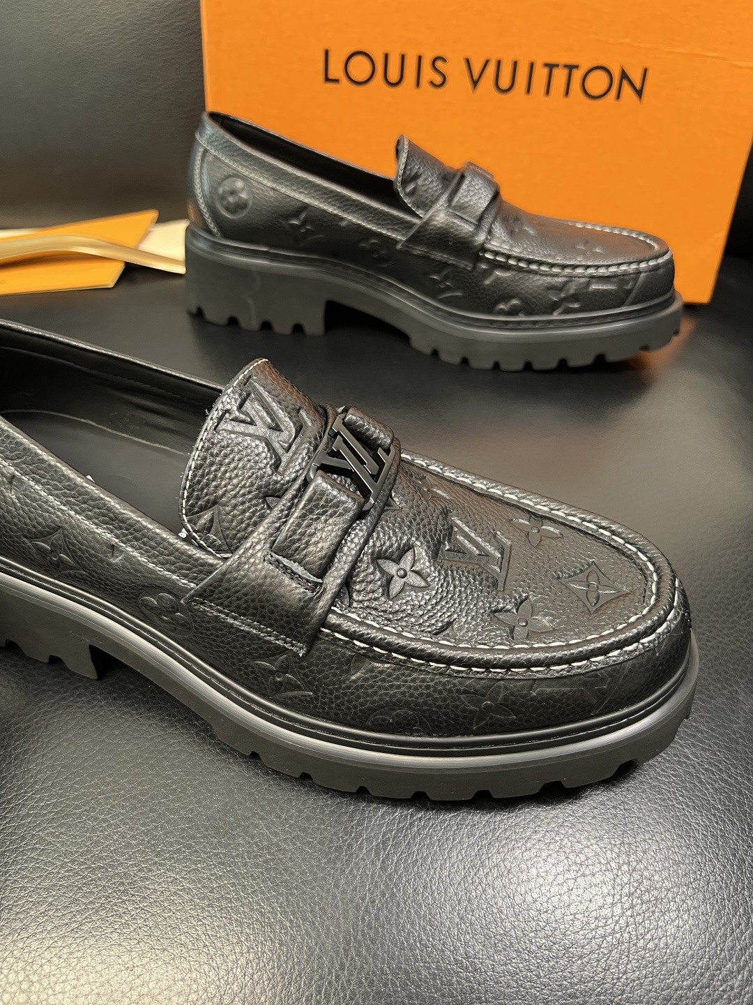 Lv 高品质 顶级代购 路易威登 皮鞋专柜同步，鞋面意大利进口，进口水染牛皮内里，鞋底：原厂特供原版底，