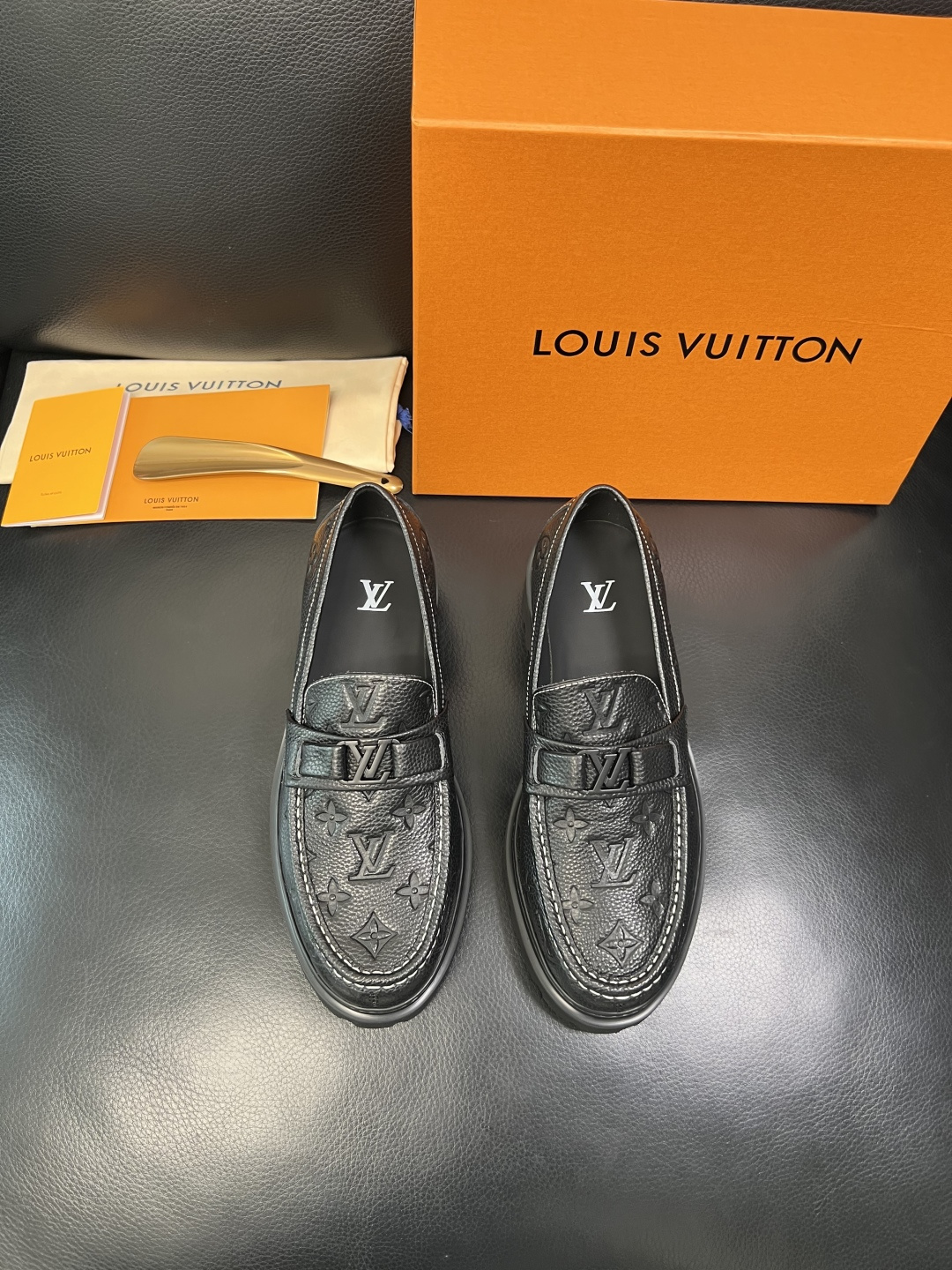 Lv 高品质 顶级代购 路易威登 皮鞋专柜同步，鞋面意大利进口，进口水染牛皮内里，鞋底：原厂特供原版底，