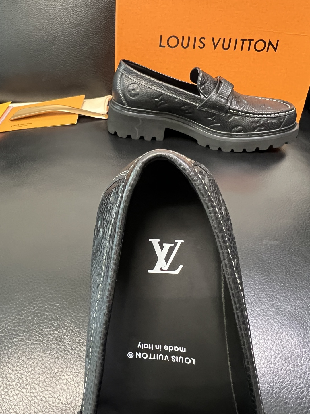 Lv 高品质 顶级代购 路易威登 皮鞋专柜同步，鞋面意大利进口，进口水染牛皮内里，鞋底：原厂特供原版底，