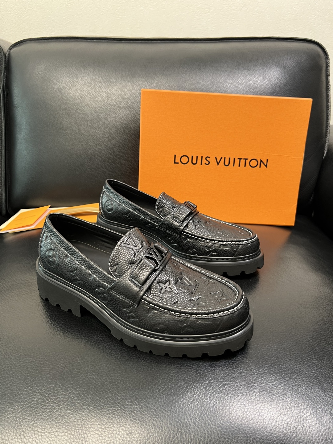 Lv 高品质 顶级代购 路易威登 皮鞋专柜同步，鞋面意大利进口，进口水染牛皮内里，鞋底：原厂特供原版底，