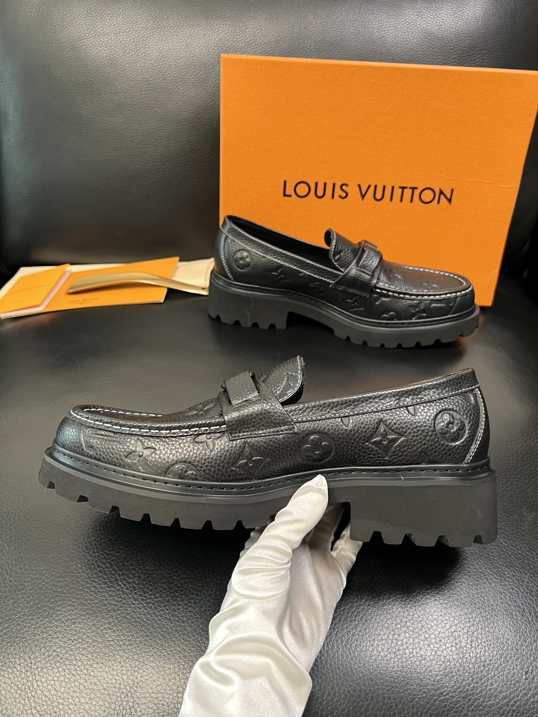 Lv 高品质 顶级代购 路易威登 皮鞋专柜同步，鞋面意大利进口，进口水染牛皮内里，鞋底：原厂特供原版底，