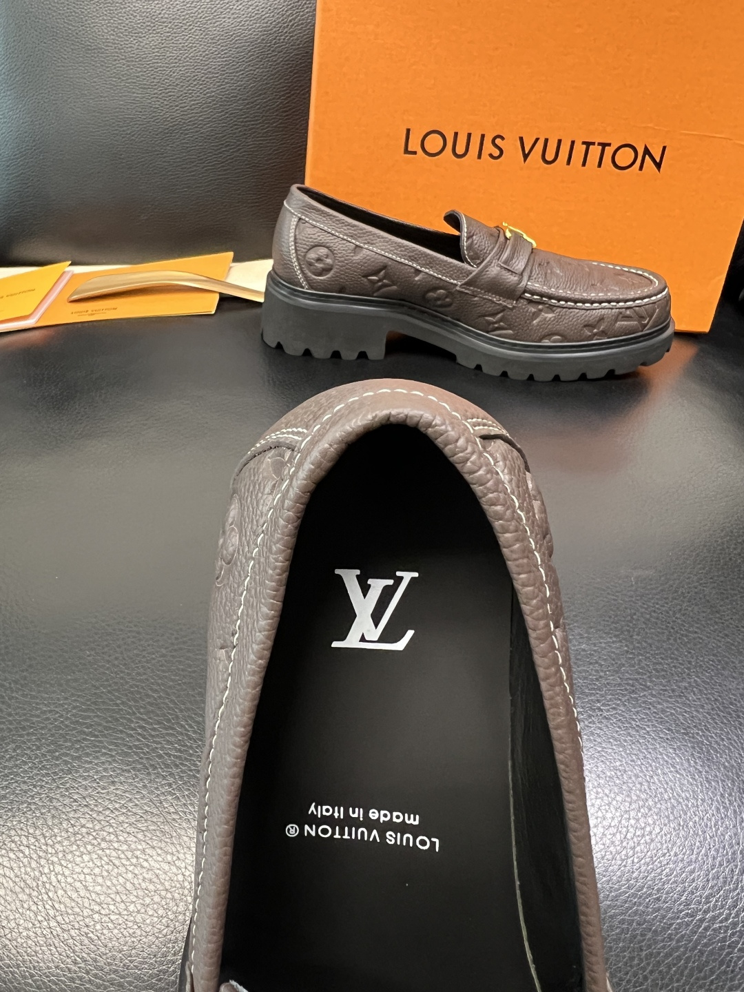 Lv 高品质 顶级代购 路易威登 皮鞋专柜同步，鞋面意大利进口，进口水染牛皮内里，鞋底：原厂特供原版底，