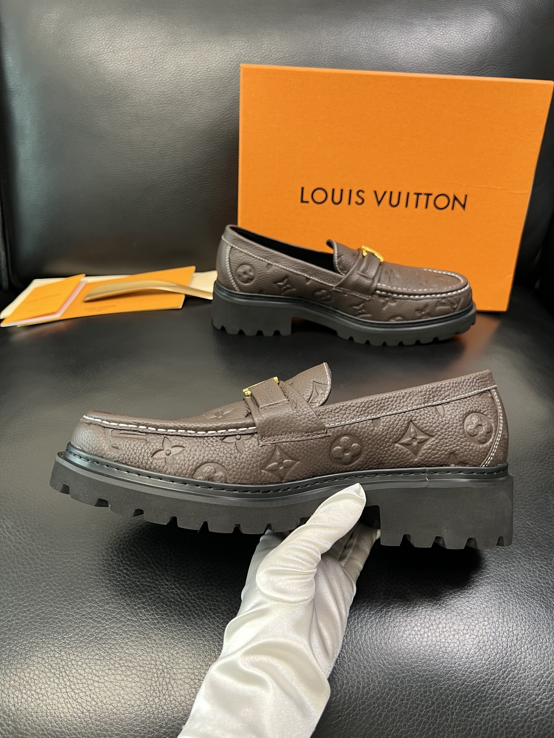 Lv 高品质 顶级代购 路易威登 皮鞋专柜同步，鞋面意大利进口，进口水染牛皮内里，鞋底：原厂特供原版底，