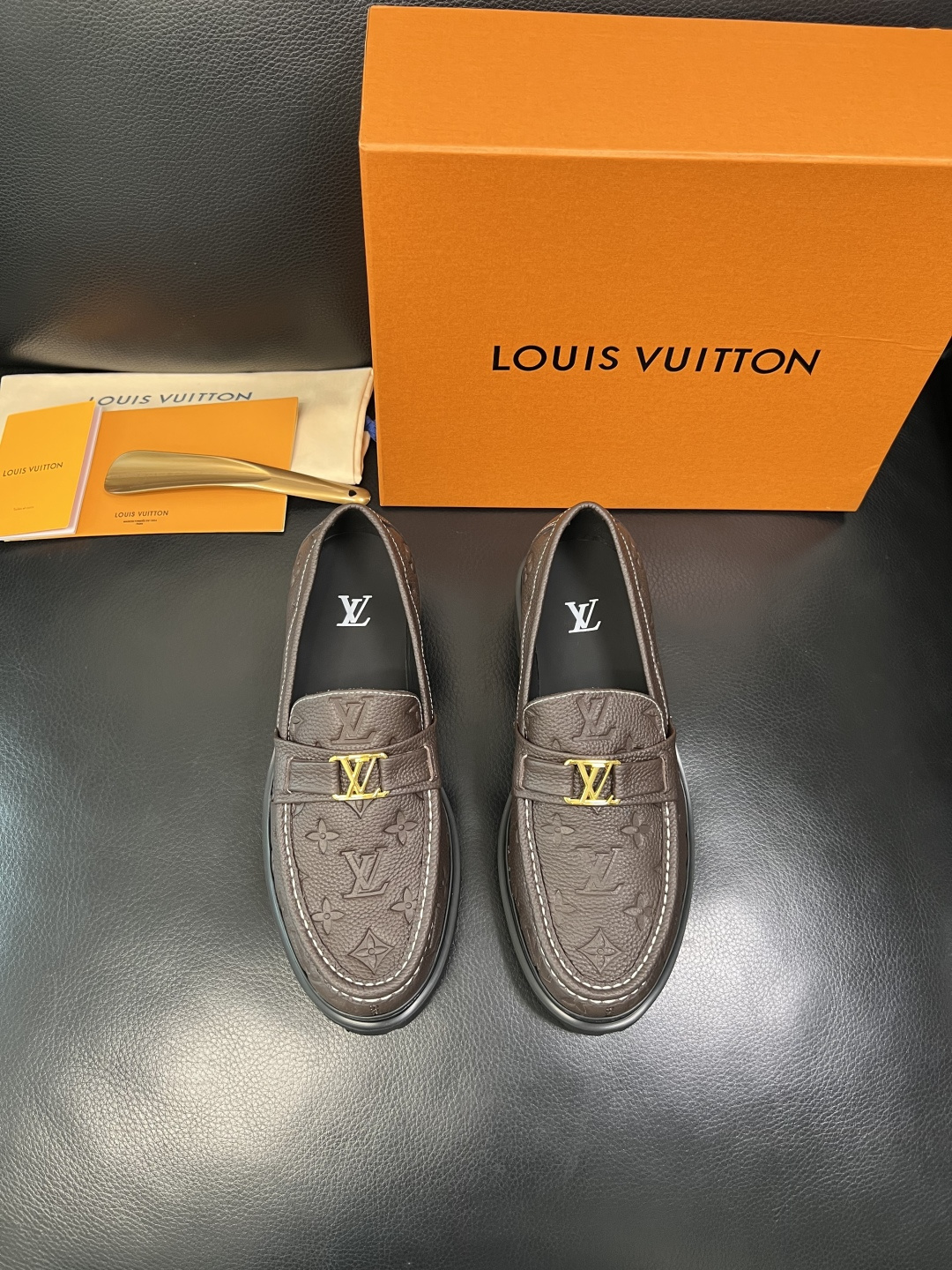 Lv 高品质 顶级代购 路易威登 皮鞋专柜同步，鞋面意大利进口，进口水染牛皮内里，鞋底：原厂特供原版底，