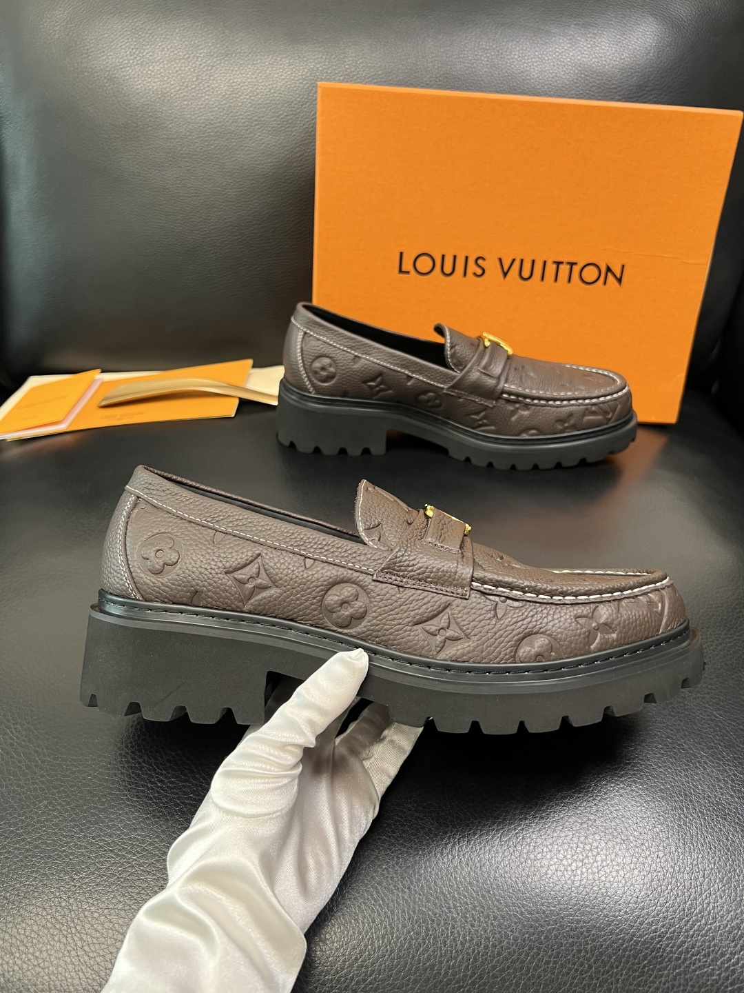 Lv 高品质 顶级代购 路易威登 皮鞋专柜同步，鞋面意大利进口，进口水染牛皮内里，鞋底：原厂特供原版底，