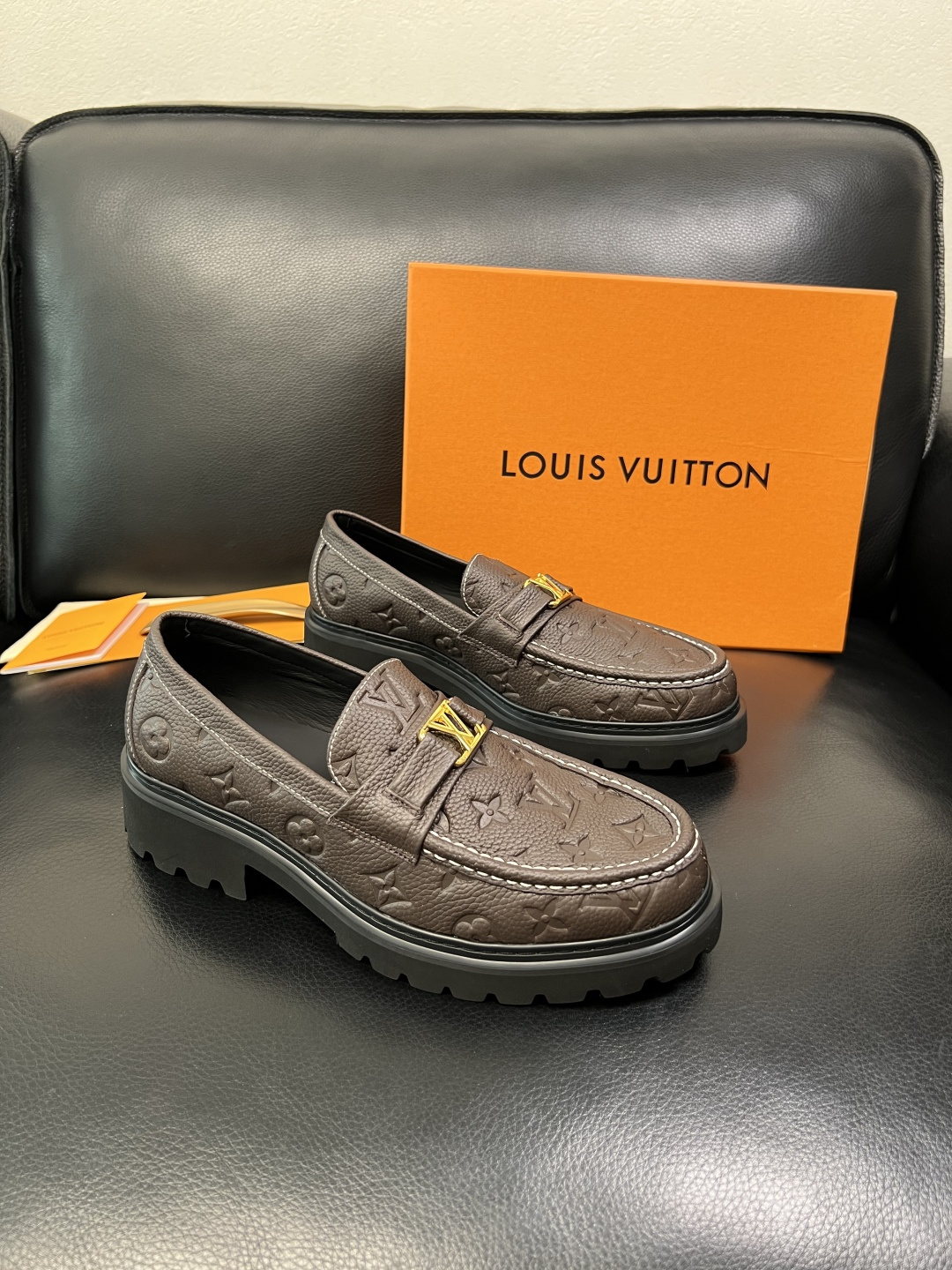 Lv 高品质 顶级代购 路易威登 皮鞋专柜同步，鞋面意大利进口，进口水染牛皮内里，鞋底：原厂特供原版底，