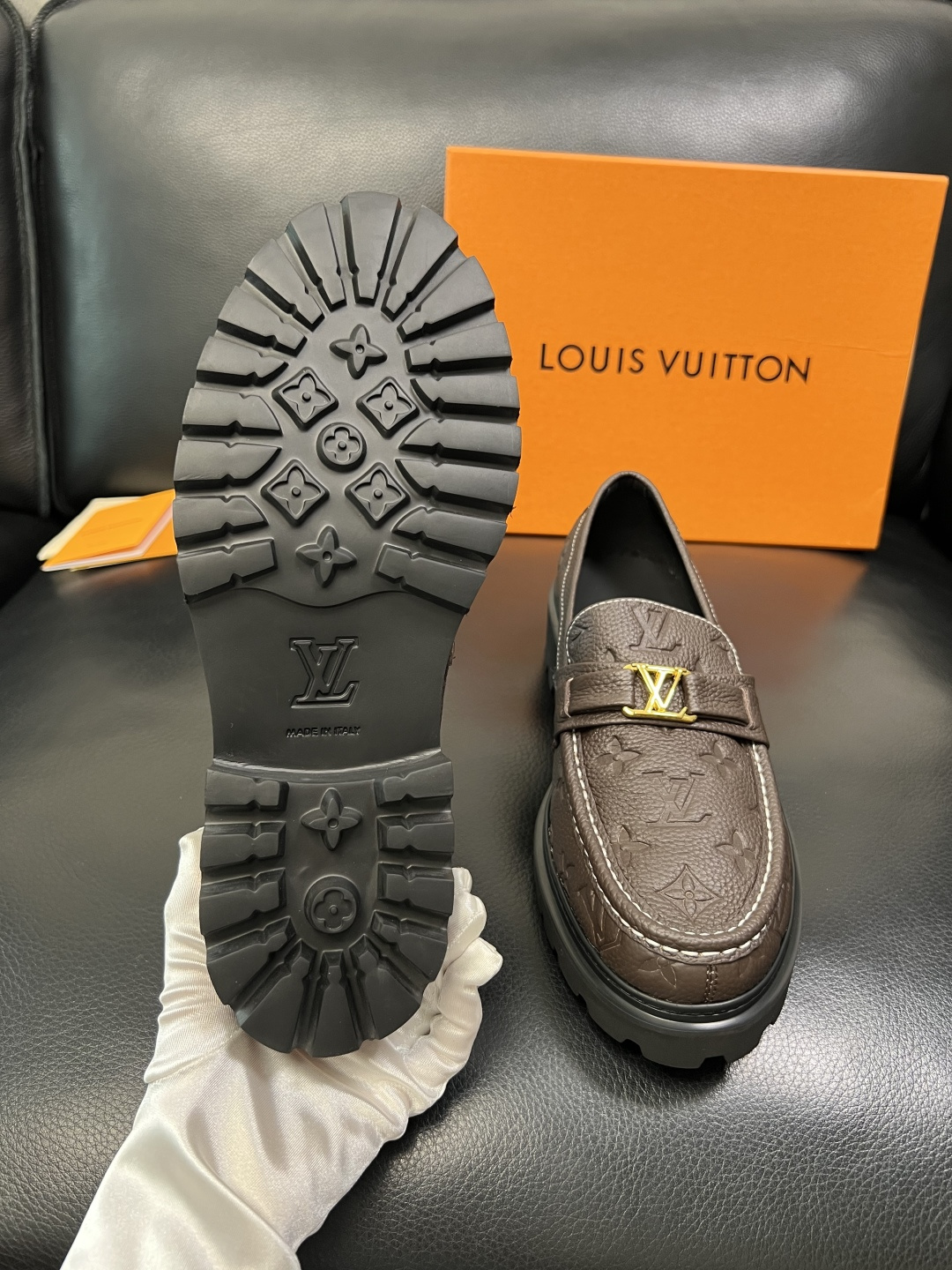 Lv 高品质 顶级代购 路易威登 皮鞋专柜同步，鞋面意大利进口，进口水染牛皮内里，鞋底：原厂特供原版底，