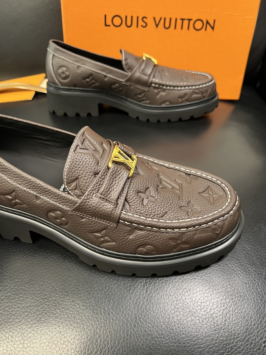 Lv 高品质 顶级代购 路易威登 皮鞋专柜同步，鞋面意大利进口，进口水染牛皮内里，鞋底：原厂特供原版底，