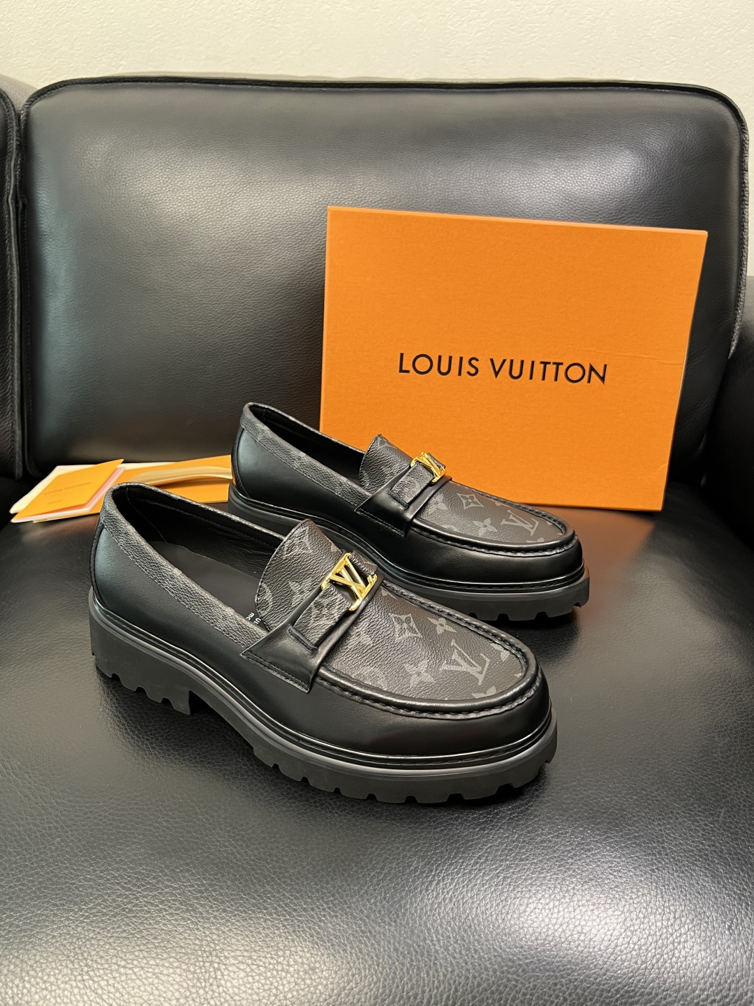 Lv 高品质 顶级代购 路易威登 皮鞋专柜同步，鞋面意大利进口，进口水染牛皮内里，鞋底：原厂特供原版底，