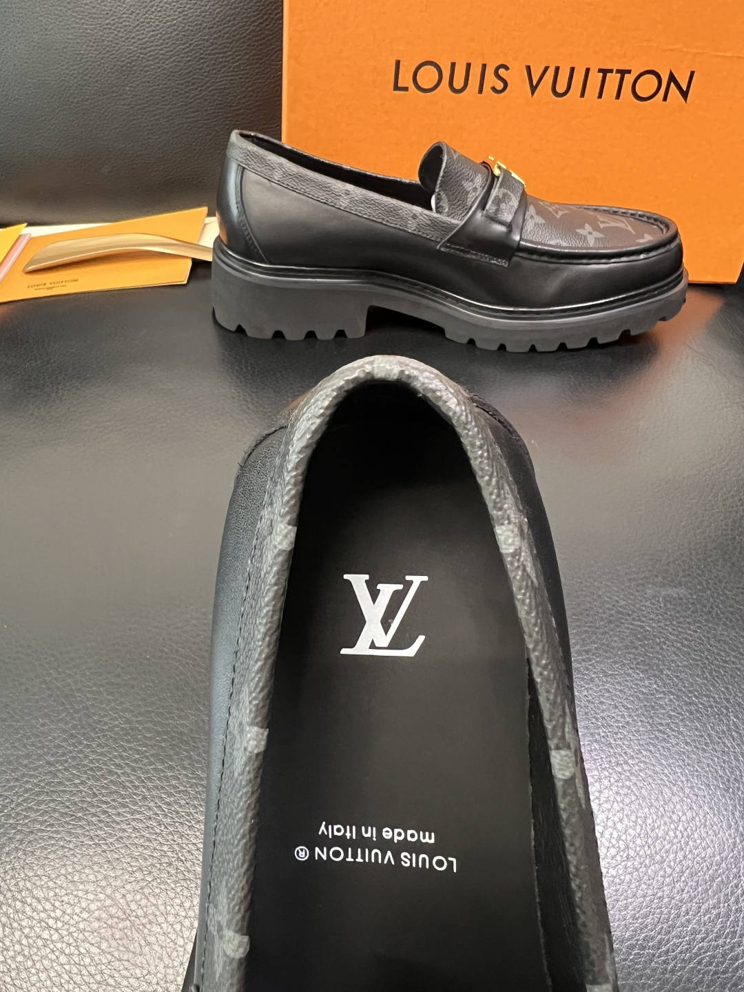 Lv 高品质 顶级代购 路易威登 皮鞋专柜同步，鞋面意大利进口，进口水染牛皮内里，鞋底：原厂特供原版底，