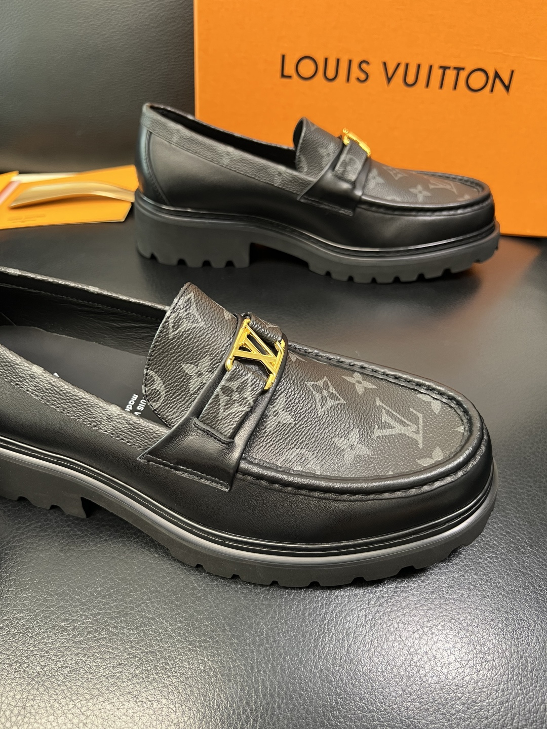 Lv 高品质 顶级代购 路易威登 皮鞋专柜同步，鞋面意大利进口，进口水染牛皮内里，鞋底：原厂特供原版底，