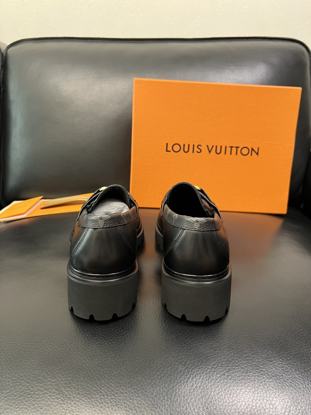 Lv 高品质 顶级代购 路易威登 皮鞋专柜同步，鞋面意大利进口，进口水染牛皮内里，鞋底：原厂特供原版底，