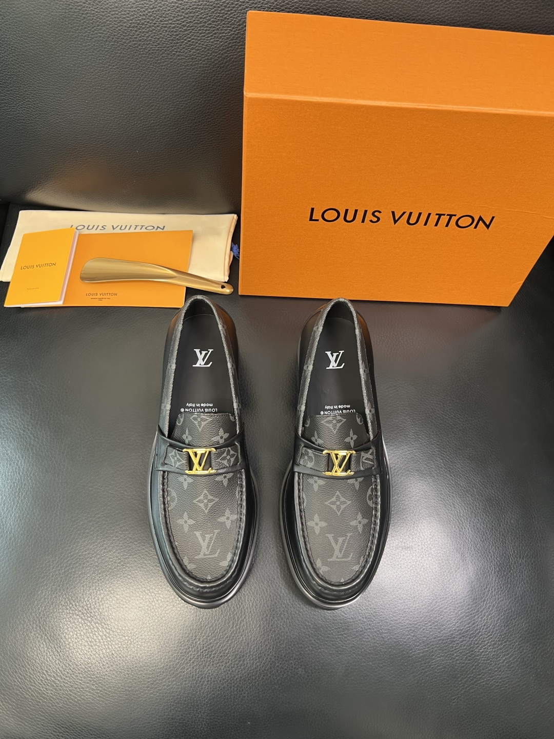 Lv 高品质 顶级代购 路易威登 皮鞋专柜同步，鞋面意大利进口，进口水染牛皮内里，鞋底：原厂特供原版底，