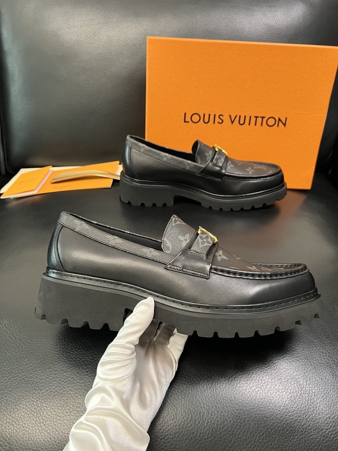 Lv 高品质 顶级代购 路易威登 皮鞋专柜同步，鞋面意大利进口，进口水染牛皮内里，鞋底：原厂特供原版底，