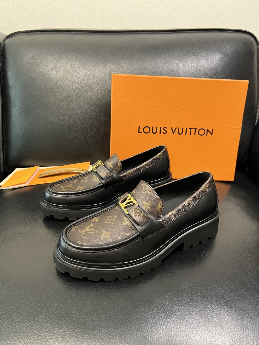 Lv 高品质 顶级代购 路易威登 皮鞋专柜同步，鞋面意大利进口，进口水染牛皮内里，鞋底：原厂特供原版底，