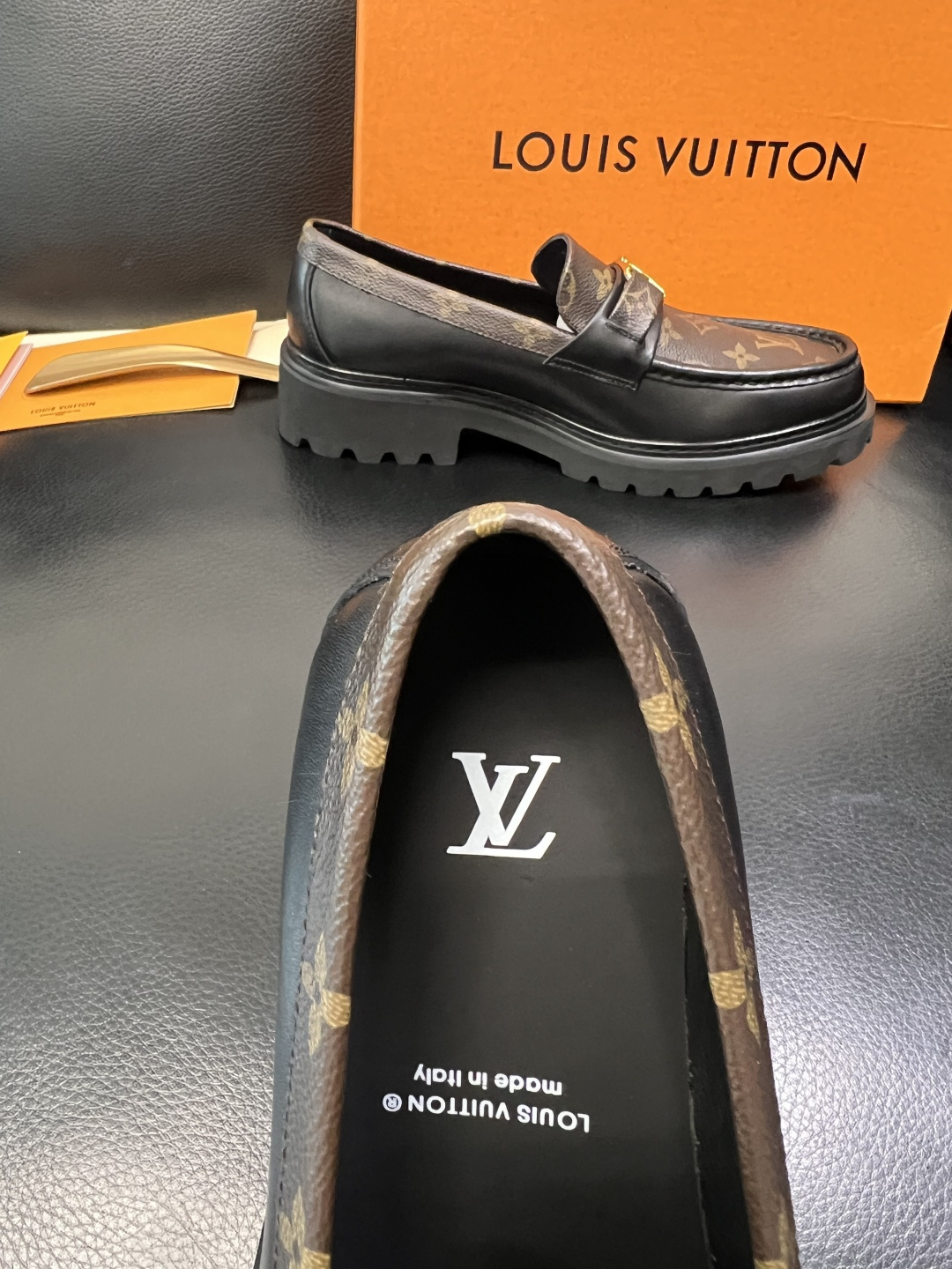 Lv 高品质 顶级代购 路易威登 皮鞋专柜同步，鞋面意大利进口，进口水染牛皮内里，鞋底：原厂特供原版底，