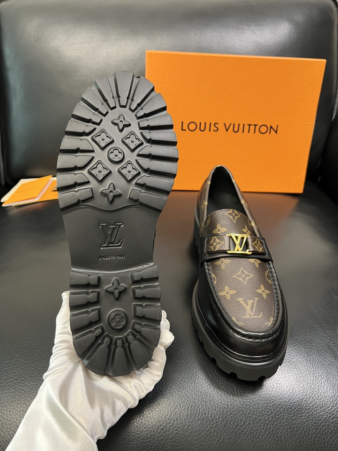 Lv 高品质 顶级代购 路易威登 皮鞋专柜同步，鞋面意大利进口，进口水染牛皮内里，鞋底：原厂特供原版底，