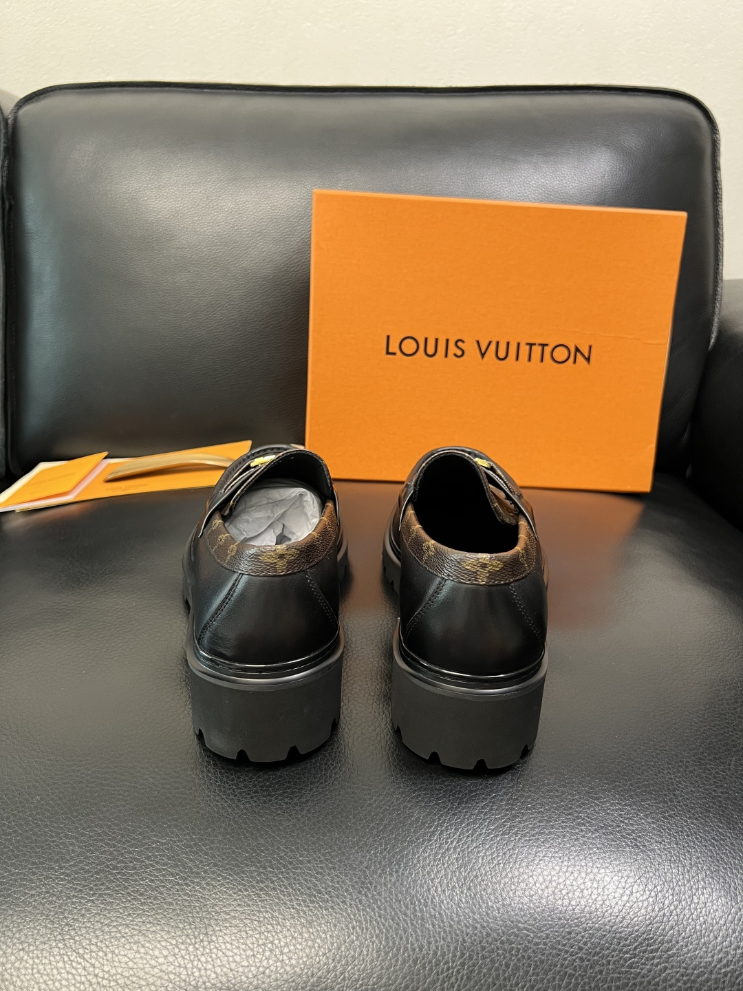 Lv 高品质 顶级代购 路易威登 皮鞋专柜同步，鞋面意大利进口，进口水染牛皮内里，鞋底：原厂特供原版底，