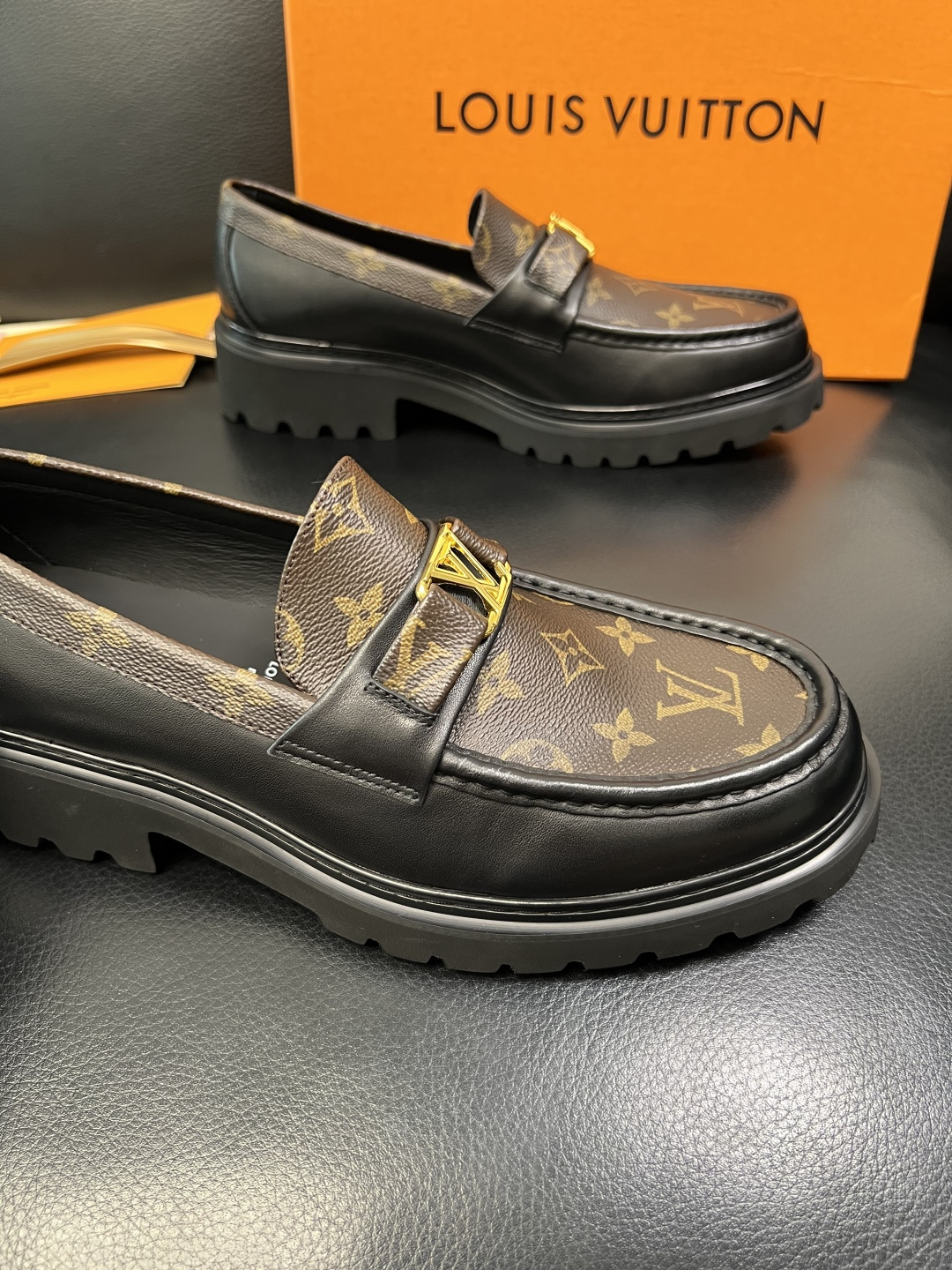 Lv 高品质 顶级代购 路易威登 皮鞋专柜同步，鞋面意大利进口，进口水染牛皮内里，鞋底：原厂特供原版底，