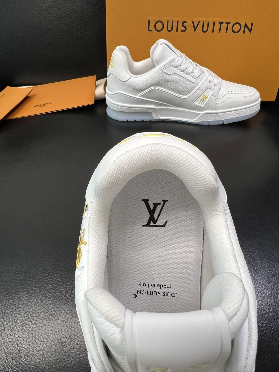 Lv 高品质 顶级工艺品 路易威登，专柜同步原厂配置，鞋面意大利进口，高品质拼接缤纷色彩复杂工艺品，进口