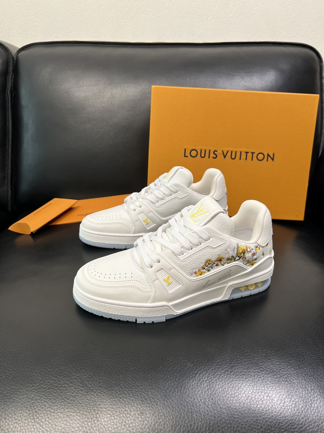 Lv 高品质 顶级工艺品 路易威登，专柜同步原厂配置，鞋面意大利进口，高品质拼接缤纷色彩复杂工艺品，进口