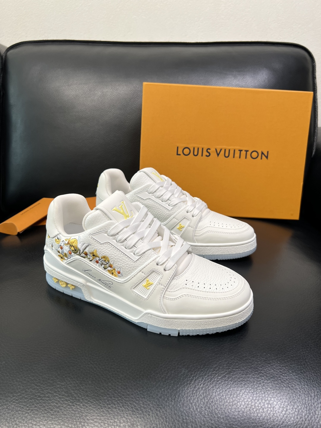 Lv 高品质 顶级工艺品 路易威登，专柜同步原厂配置，鞋面意大利进口，高品质拼接缤纷色彩复杂工艺品，进口