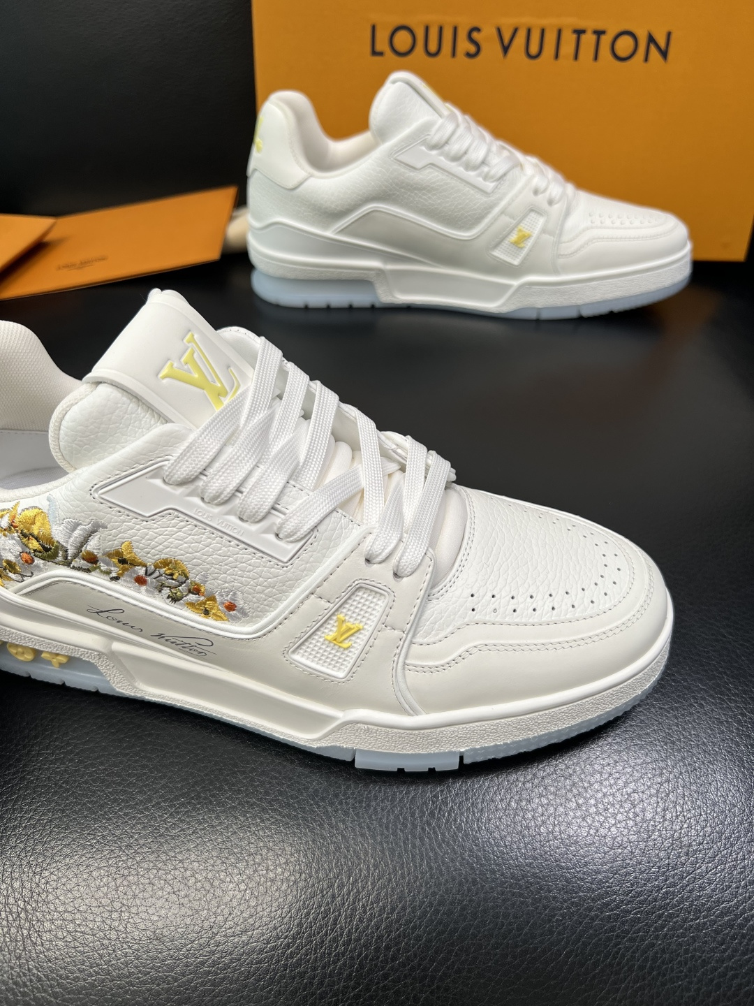 Lv 高品质 顶级工艺品 路易威登，专柜同步原厂配置，鞋面意大利进口，高品质拼接缤纷色彩复杂工艺品，进口