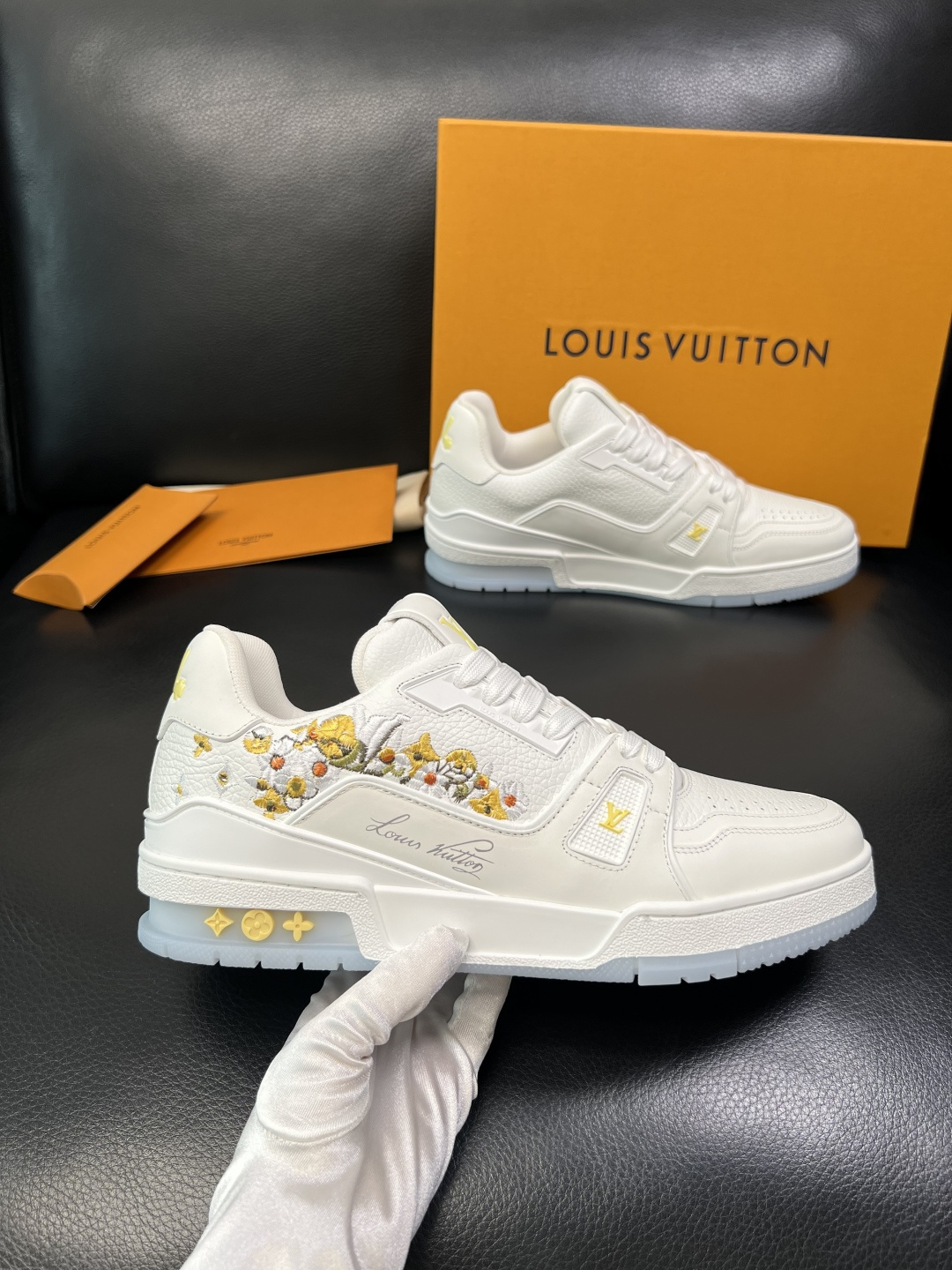 Lv 高品质 顶级工艺品 路易威登，专柜同步原厂配置，鞋面意大利进口，高品质拼接缤纷色彩复杂工艺品，进口