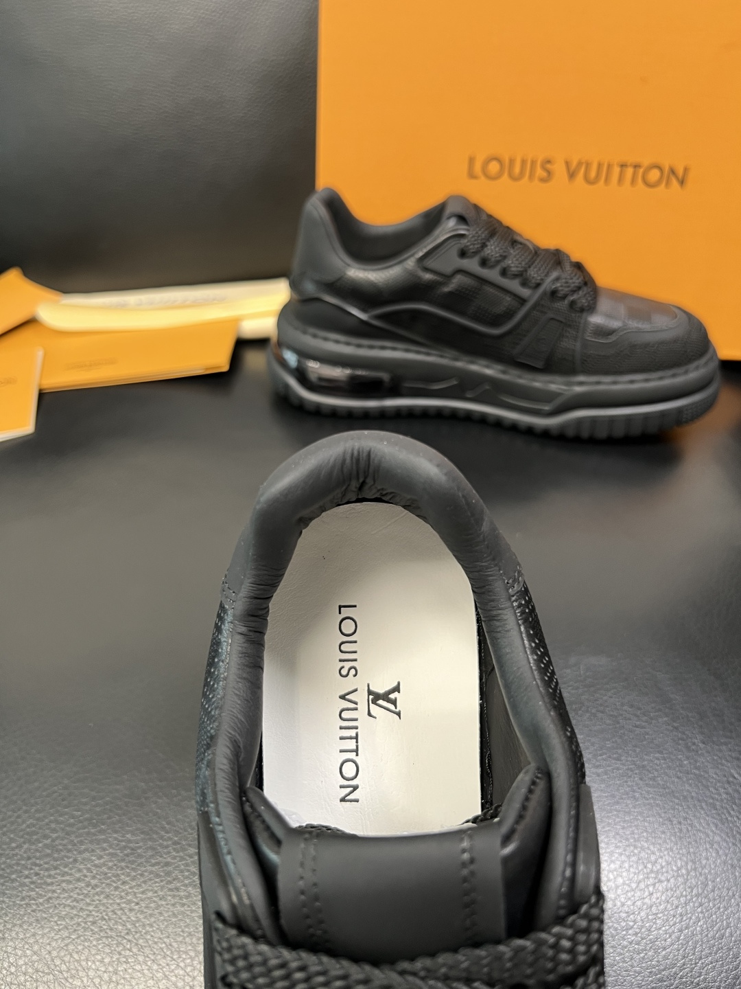 Lv 高品质 顶级工艺品 路易威登，运动板鞋专柜同步，鞋面意大利进口，高品质拼接缤纷色彩复杂工艺品，进口