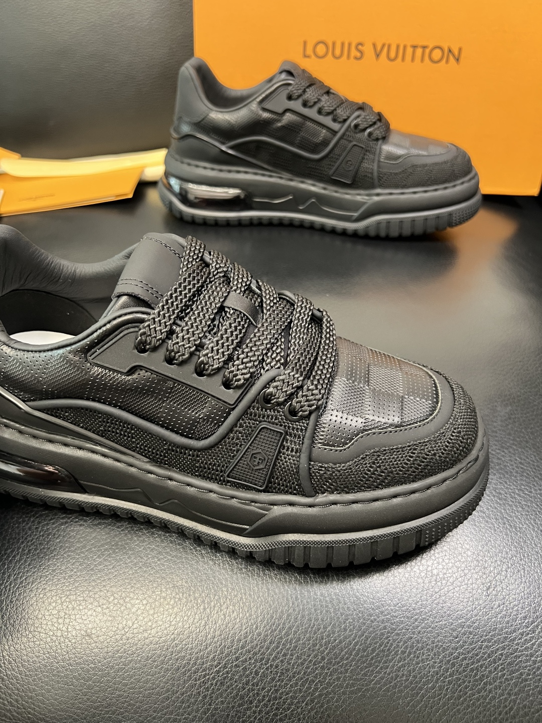 Lv 高品质 顶级工艺品 路易威登，运动板鞋专柜同步，鞋面意大利进口，高品质拼接缤纷色彩复杂工艺品，进口