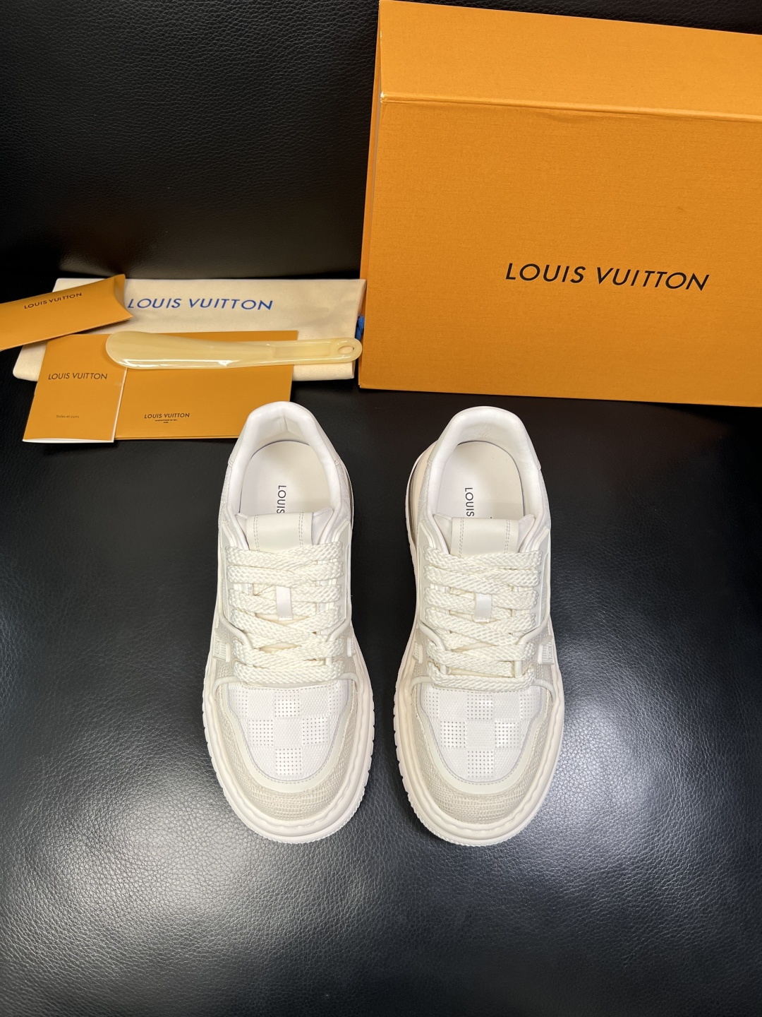 Lv 高品质 顶级工艺品 路易威登，运动板鞋专柜同步，鞋面意大利进口，高品质拼接缤纷色彩复杂工艺品，进口