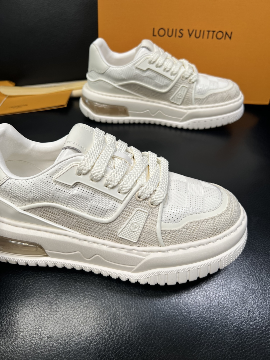 Lv 高品质 顶级工艺品 路易威登，运动板鞋专柜同步，鞋面意大利进口，高品质拼接缤纷色彩复杂工艺品，进口