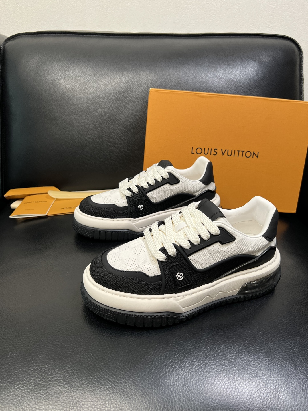 Lv 高品质 顶级工艺品 路易威登，运动板鞋专柜同步，鞋面意大利进口，高品质拼接缤纷色彩复杂工艺品，进口