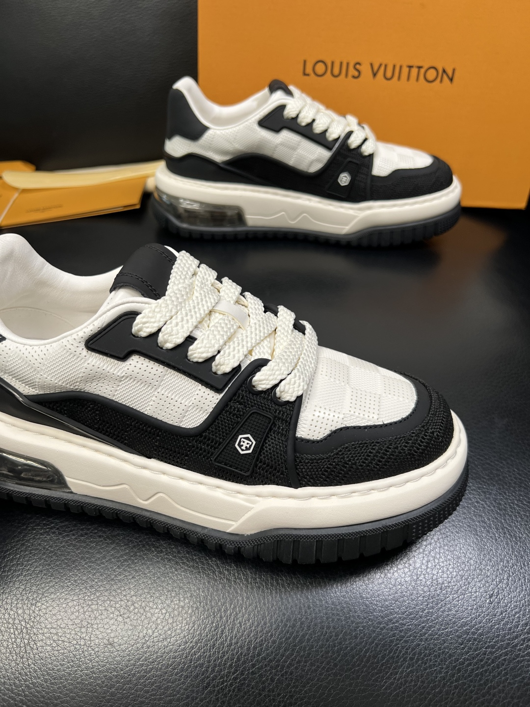 Lv 高品质 顶级工艺品 路易威登，运动板鞋专柜同步，鞋面意大利进口，高品质拼接缤纷色彩复杂工艺品，进口