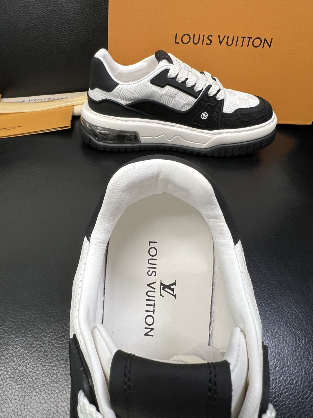 Lv 高品质 顶级工艺品 路易威登，运动板鞋专柜同步，鞋面意大利进口，高品质拼接缤纷色彩复杂工艺品，进口