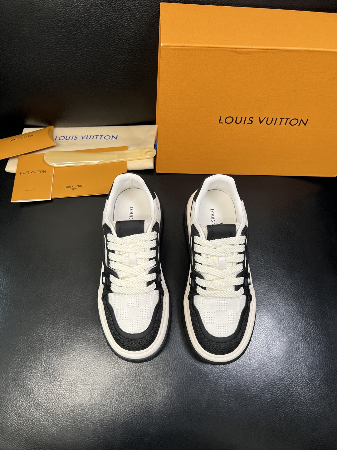 Lv 高品质 顶级工艺品 路易威登，运动板鞋专柜同步，鞋面意大利进口，高品质拼接缤纷色彩复杂工艺品，进口