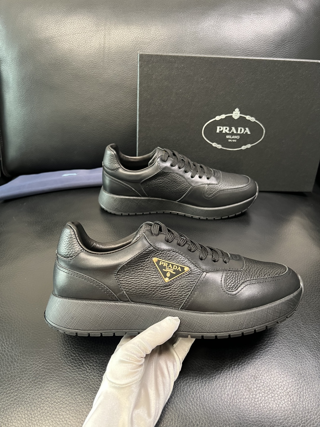 Prada 顶级工艺品，普拉达 专柜同步，原厂配置意大利进口牛皮拼布面料，进口牛皮内里垫，透气舒适，鞋底