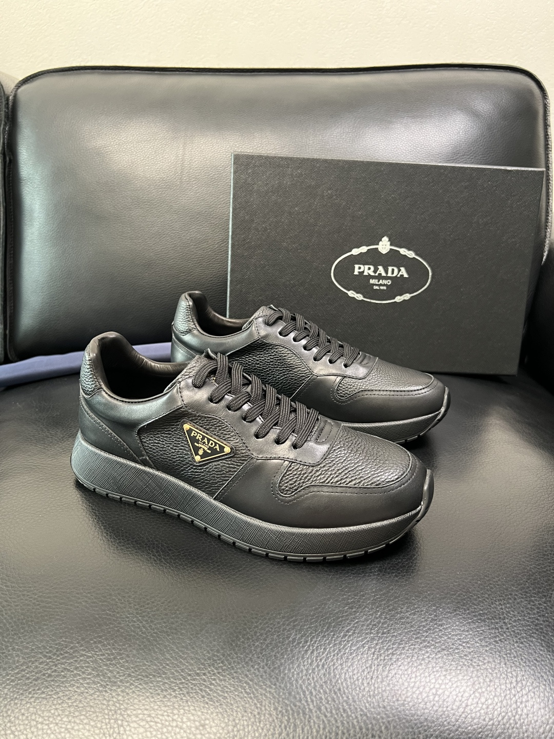 Prada 顶级工艺品，普拉达 专柜同步，原厂配置意大利进口牛皮拼布面料，进口牛皮内里垫，透气舒适，鞋底