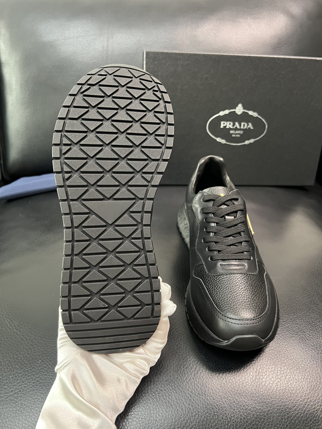 Prada 顶级工艺品，普拉达 专柜同步，原厂配置意大利进口牛皮拼布面料，进口牛皮内里垫，透气舒适，鞋底