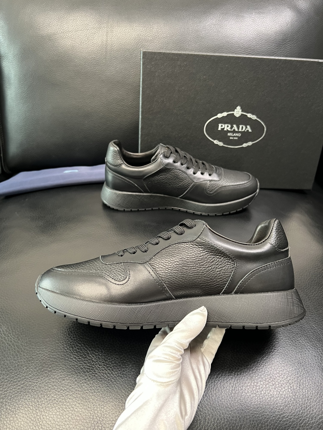 Prada 顶级工艺品，普拉达 专柜同步，原厂配置意大利进口牛皮拼布面料，进口牛皮内里垫，透气舒适，鞋底