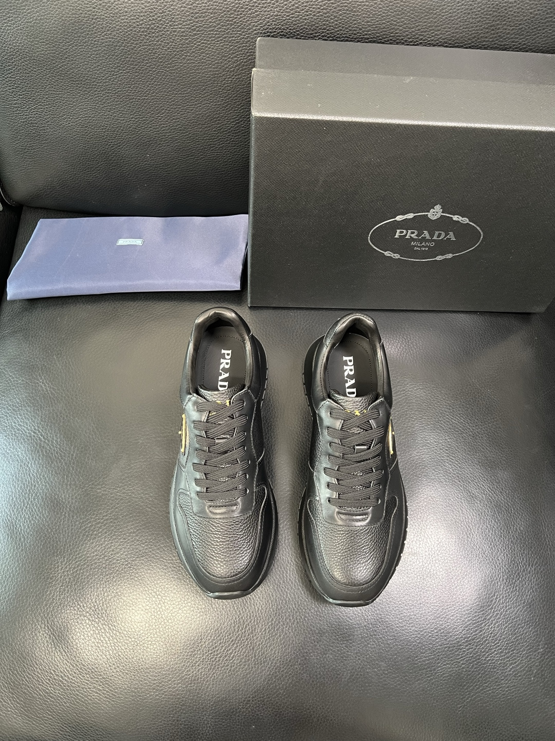 Prada 顶级工艺品，普拉达 专柜同步，原厂配置意大利进口牛皮拼布面料，进口牛皮内里垫，透气舒适，鞋底