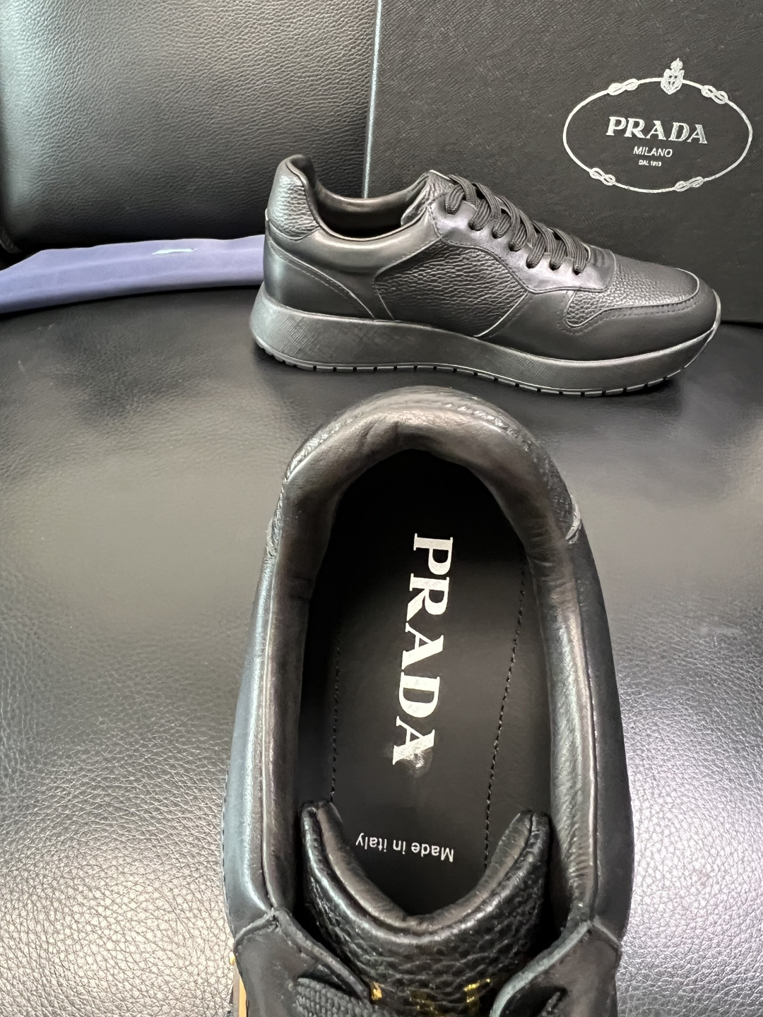 Prada 顶级工艺品，普拉达 专柜同步，原厂配置意大利进口牛皮拼布面料，进口牛皮内里垫，透气舒适，鞋底