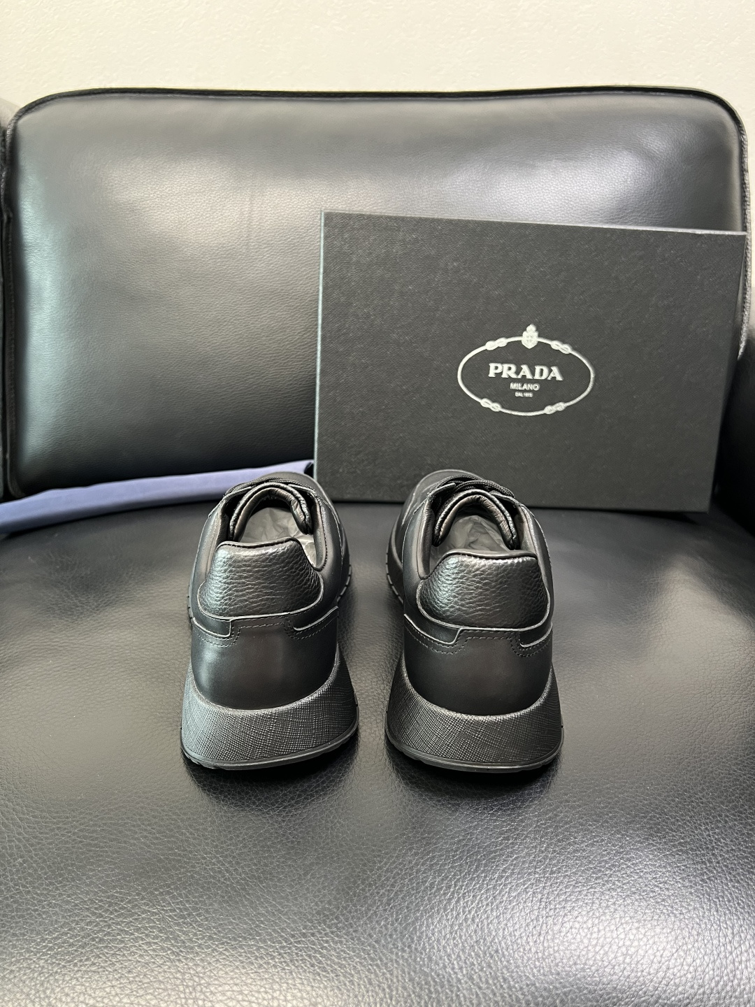Prada 顶级工艺品，普拉达 专柜同步，原厂配置意大利进口牛皮拼布面料，进口牛皮内里垫，透气舒适，鞋底